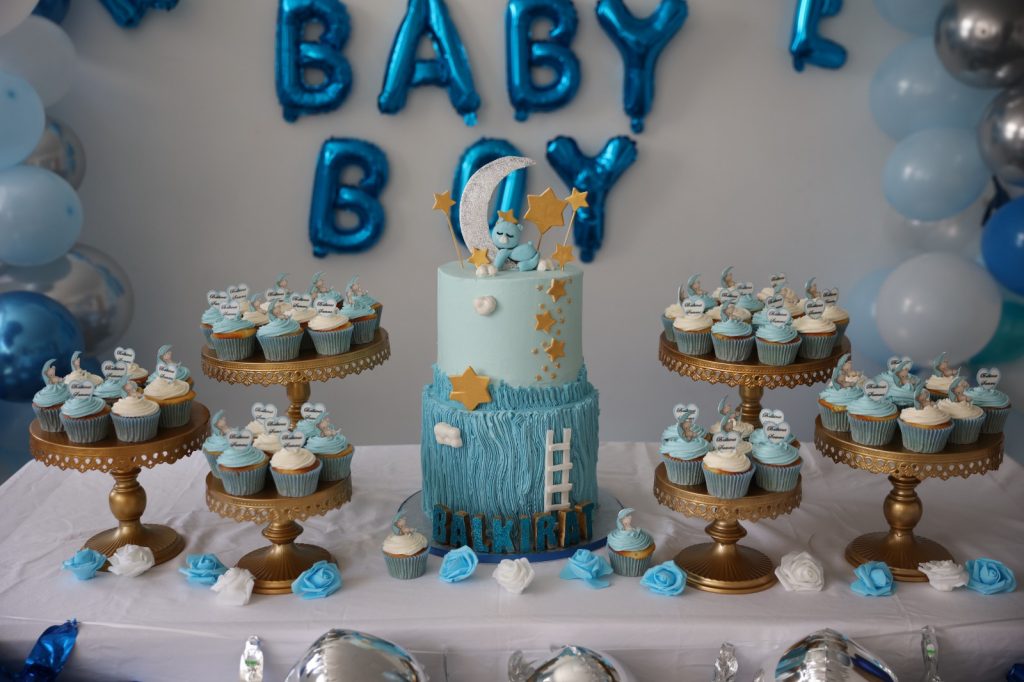 Cupcakes with Baby shower Cake